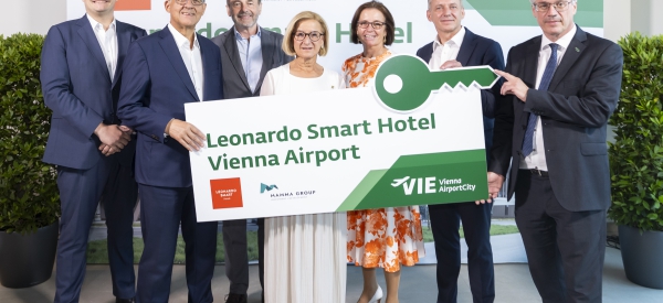 Vlnr.: Thomas Neubauer (General Manager Leonardo Smart Vienna Airport), Günther Ofner (Vorstand der Flughafen Wien AG), Herbert Pinzolits (Eigentümer und CEO Mamma Group), Johanna Mikl-Leitner (Landeshauptfrau von Niederösterreich), Katharina Fraissl (Cluster General Manager Austria Leonardo Hotels Central Europe), Stephan Löwel (Chief Operations Officer DACH Leonardo Hotels Central Europe), Wolfgang Scheibenpflug (Geschäftsbereichsleiter Immobilien- und Standortmanagement Flughafen Wien AG) ©Flughafen Wien